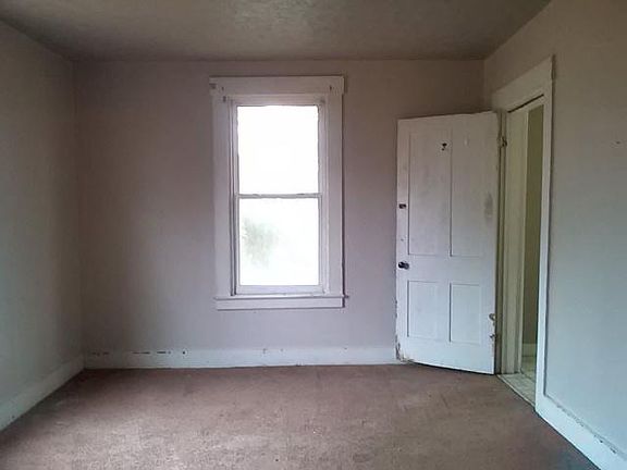 3rd image of 106 Ivanhoe Ave