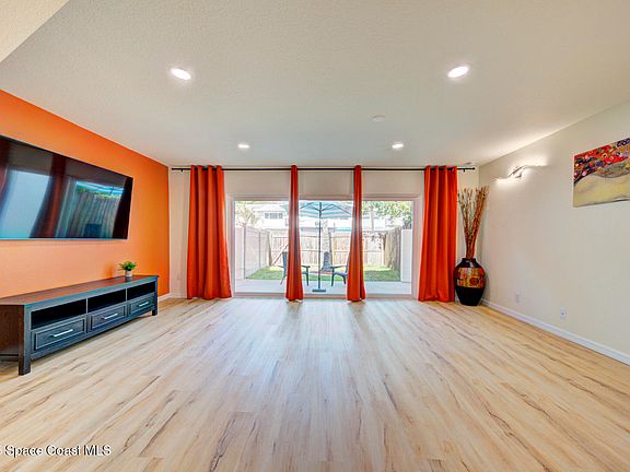 3rd image of 20 Emerald Ct
