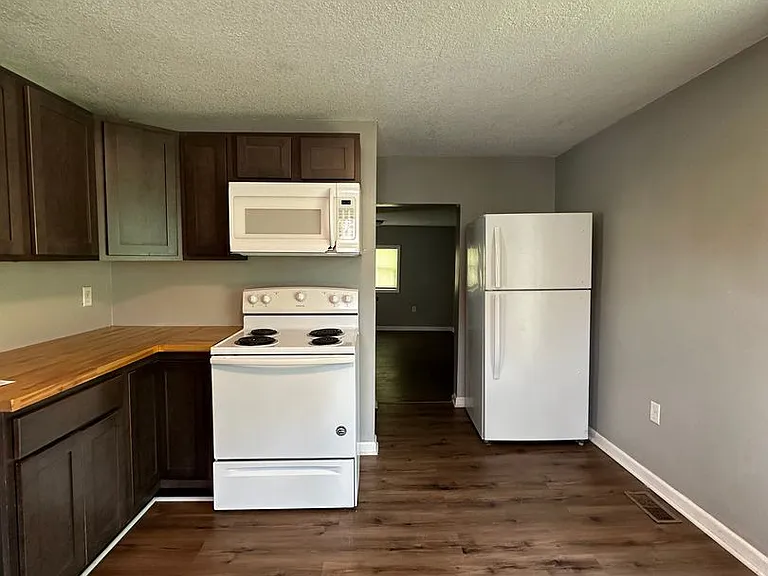 2700 E Memorial Dr — Photo 4