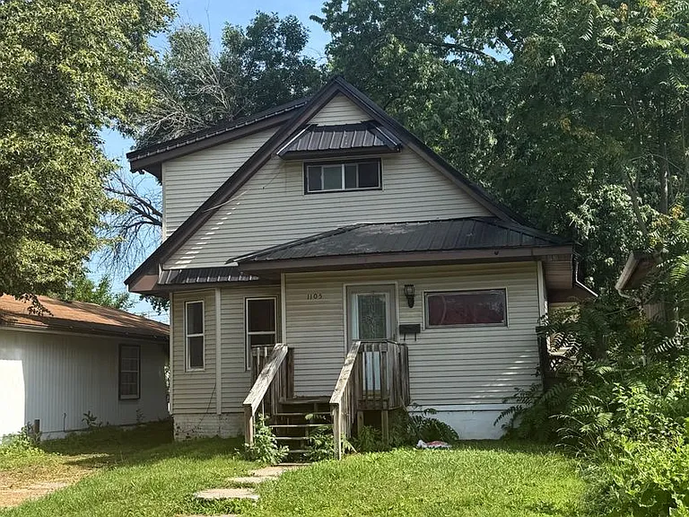 1105 W Elliott Ave — Photo 1