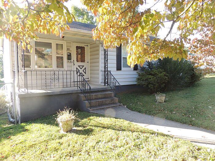 1st image of 820 W Emerald Ave