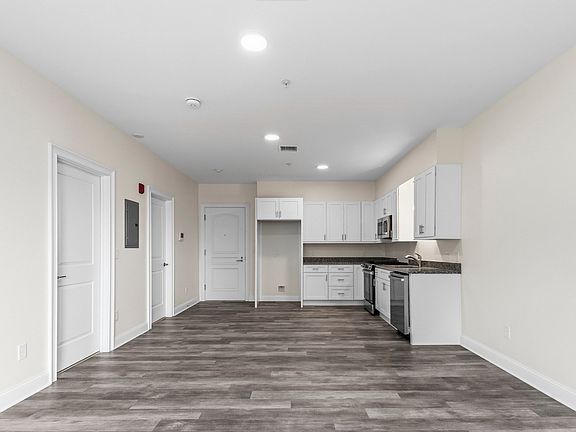 3rd image of 10 Franklin Ave APT 203