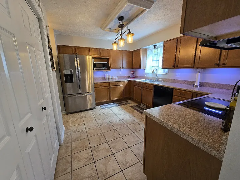 9409 Continental Dr — Photo 8