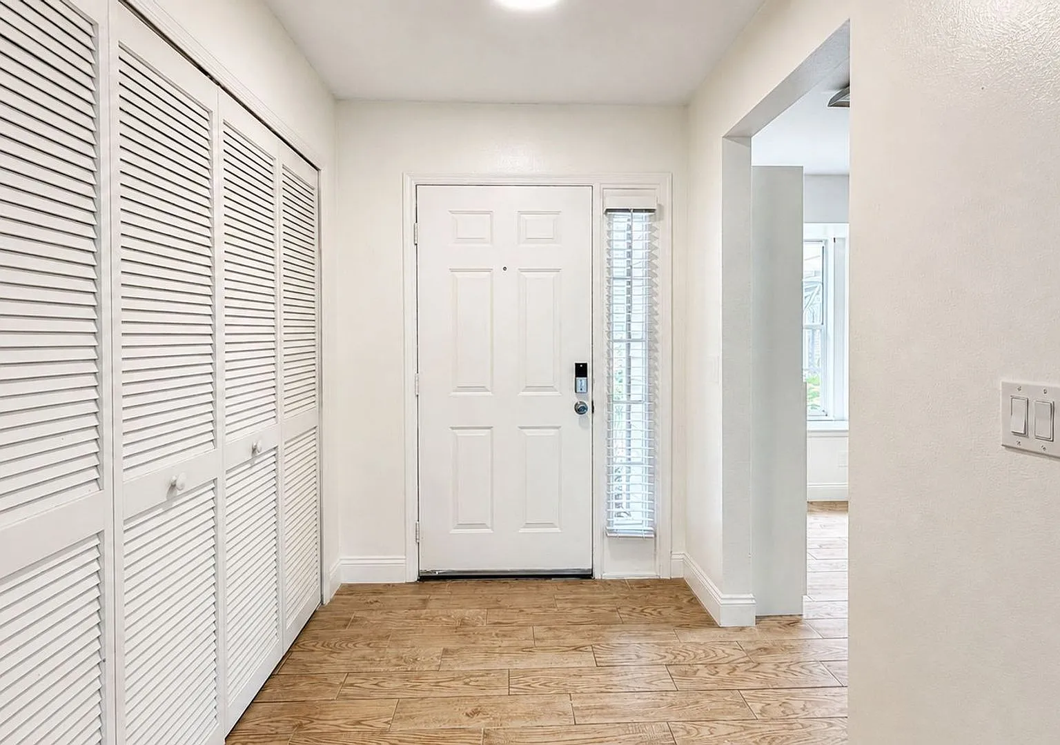 Spacious 2 Bed 2.5 Bath Home in East Orlando with Community Pool — Photo 3