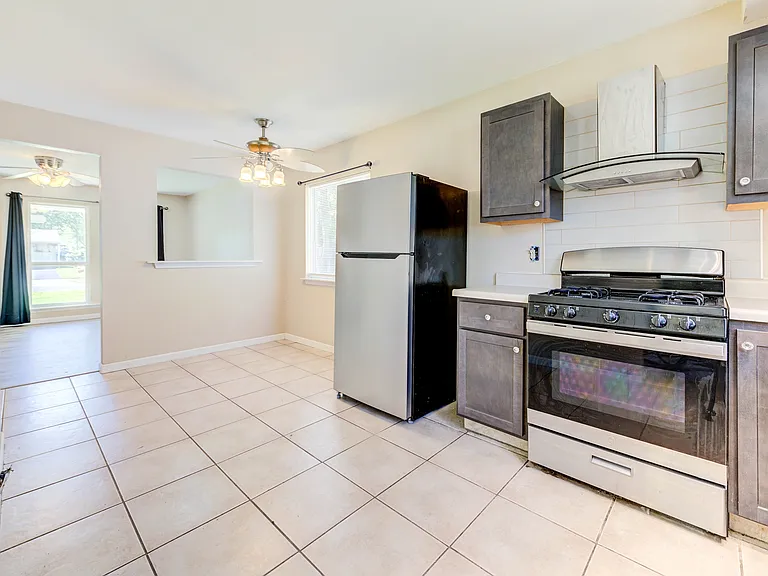 655 Lexington Park — Photo 12