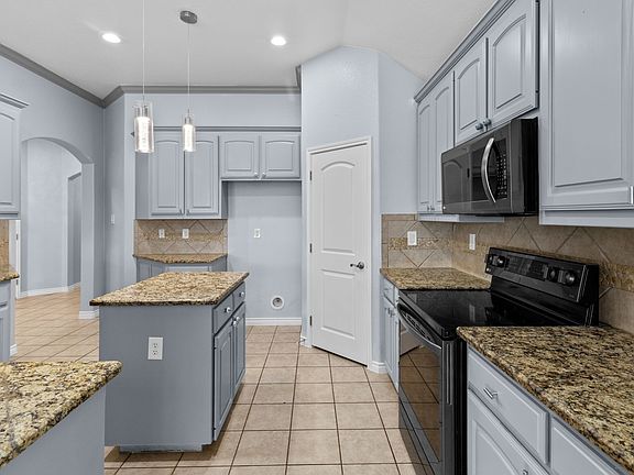 5th image of 945 Jodie Dr