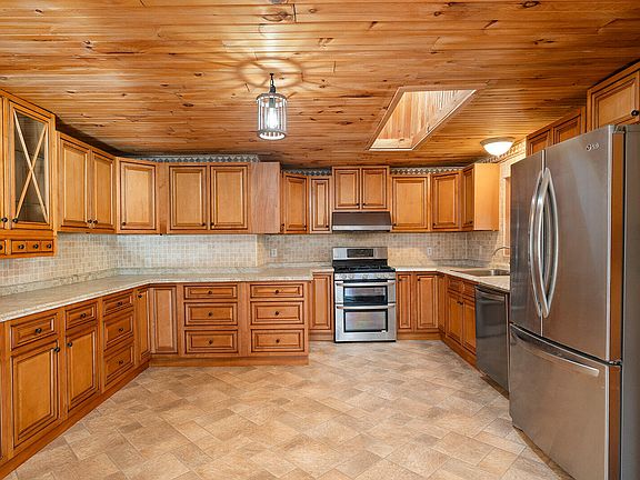 5th image of 372 Cedar Hill Lane