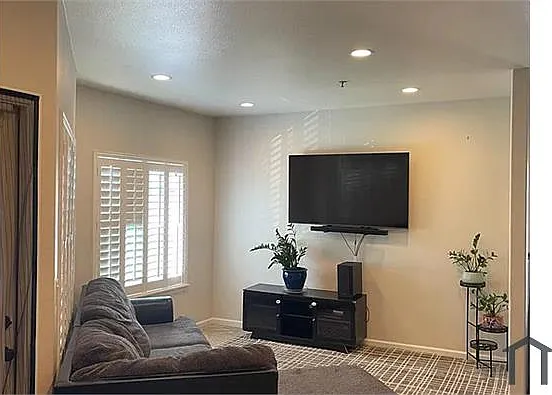 3 bed, 1065 sqft, $3,000 — Photo 2