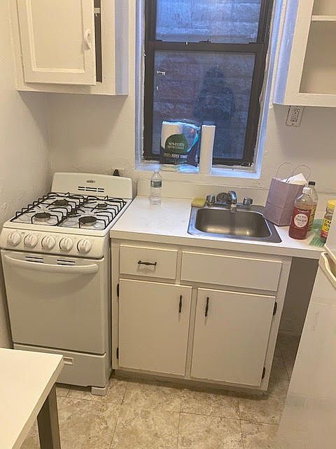 2nd image of 195 Underhill Ave #F4