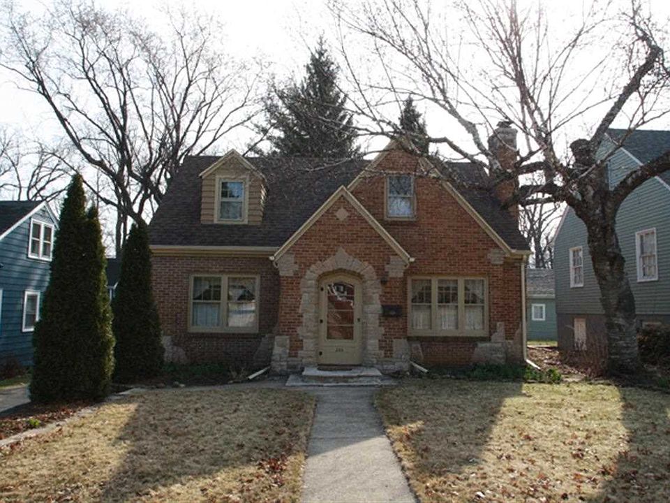 1st image of 305 N Oak Knolls Ave