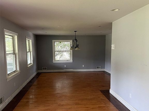 4th image of 456 Crescent Boulevard Ext