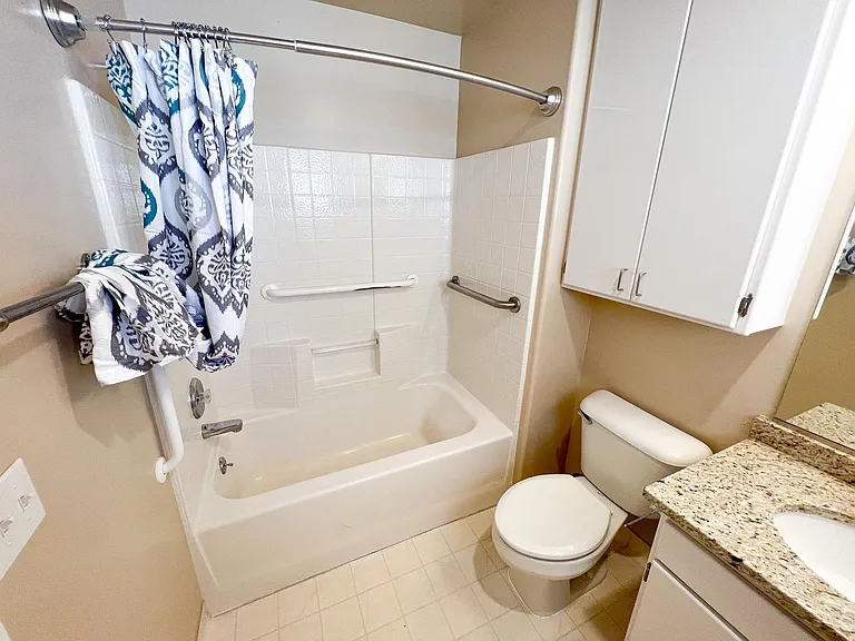 1060 N Louis St — Photo 5