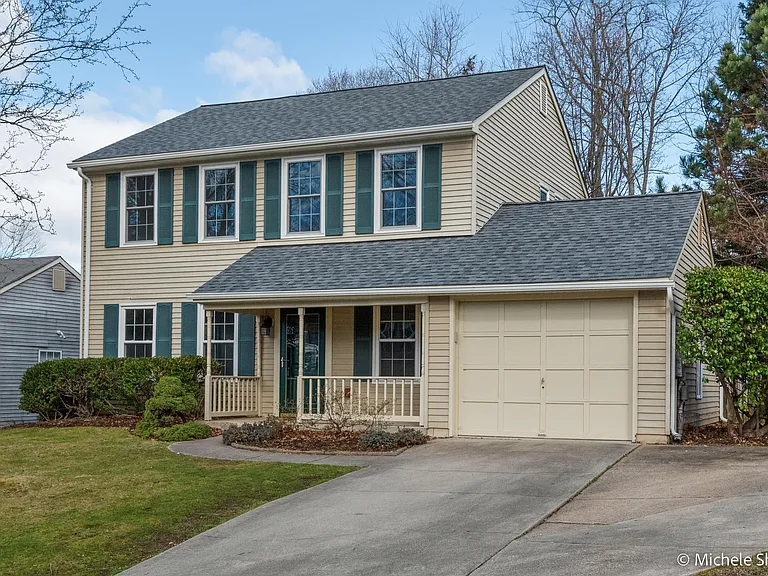 272 Yale Ct — Photo 1