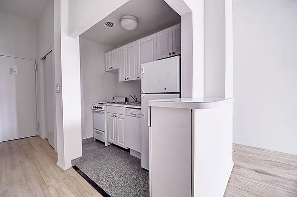 Rented by Urbane Brokerage | media 23