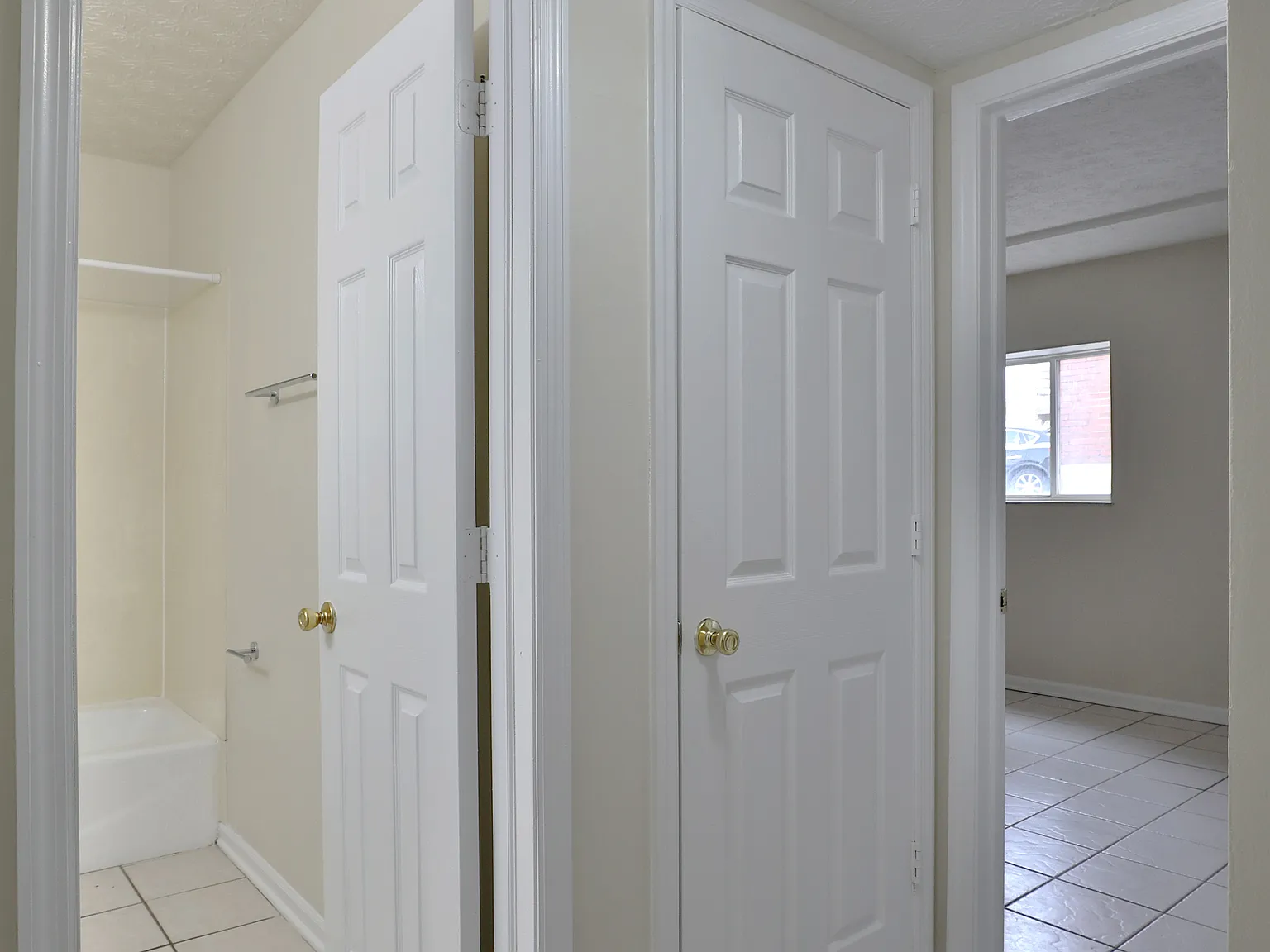 2 bed, 650 sqft, $995 — Photo 2