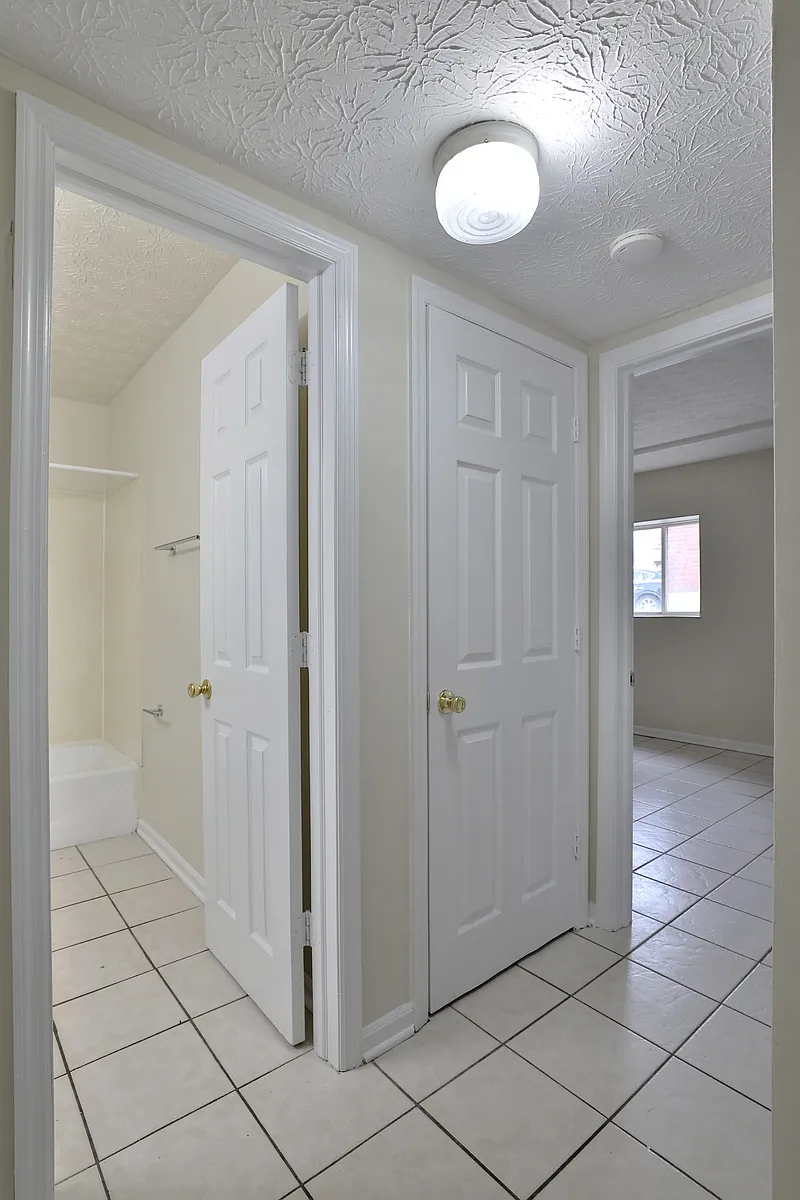 Building Photo - 450 E Norwich Ave #D