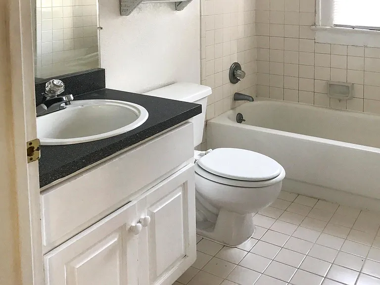421 E Amelia St #B — Photo 7