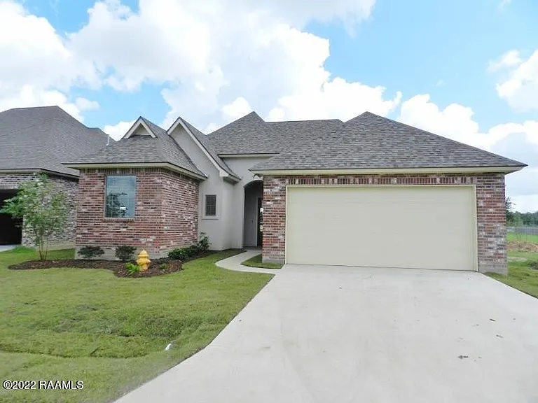 124 Clover Leaf Dr — Photo 1