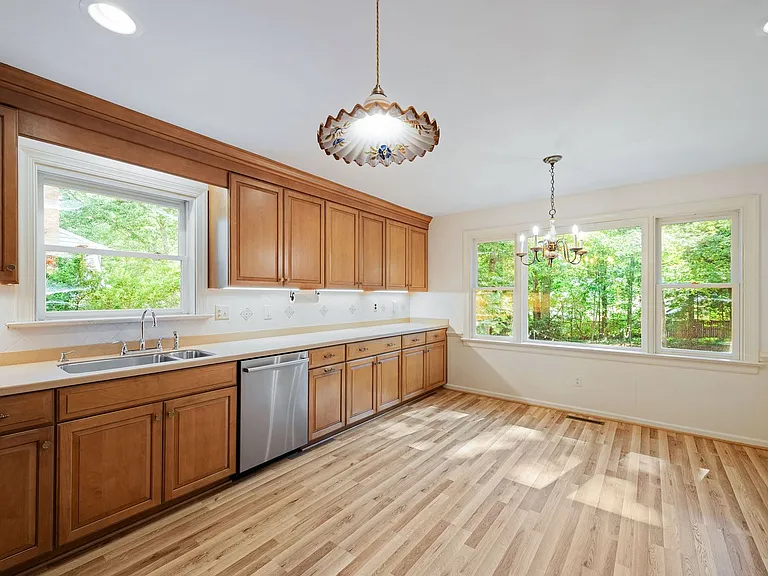 2401 Scarsborough Dr — Photo 13