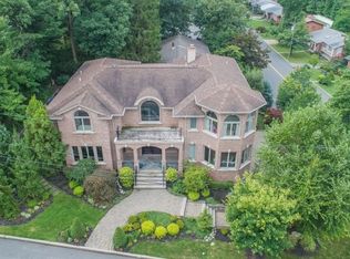 305 Castle Dr, Englewood Cliffs, NJ 07632