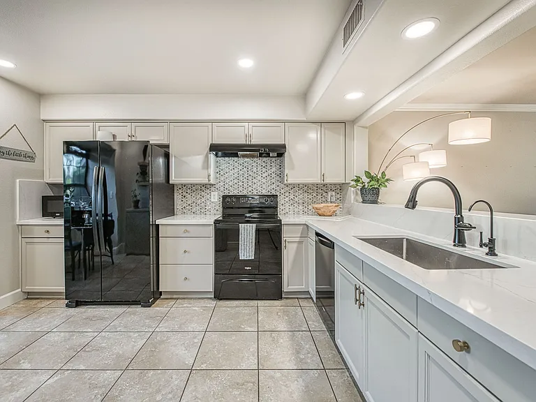921 E Foxhill Dr — Photo 7
