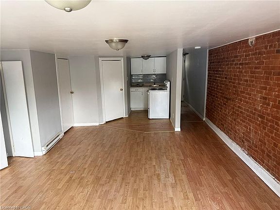 3rd image of 170 Macnab St N