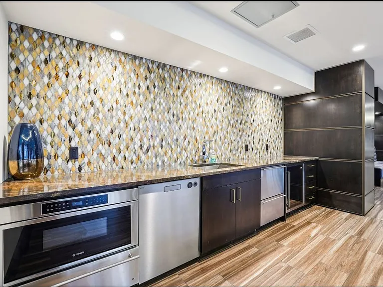 Lexington Apartments — Photo 24