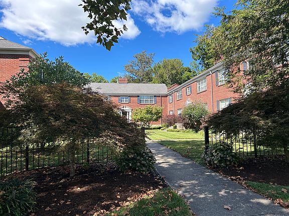Crescent Crossings courtyard entrance
