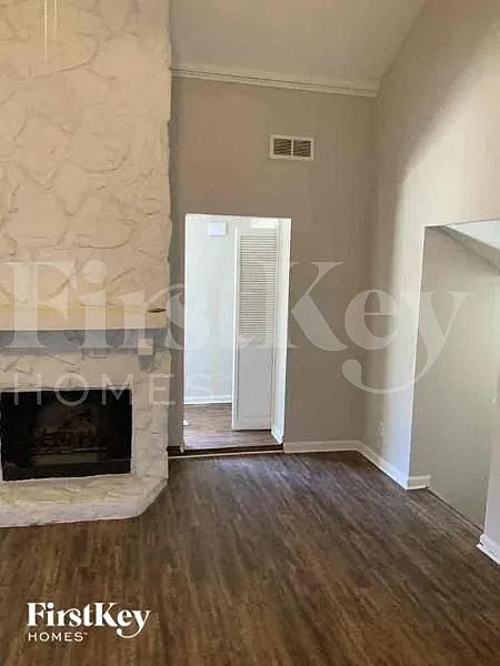 4 bed, 2.0 bath, 1950 sqft, $2,190 — Photo 2