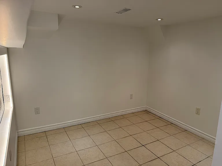 2A Tiverton Ave #2A — Photo 18