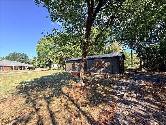 2nd image of 628 N 16th St
