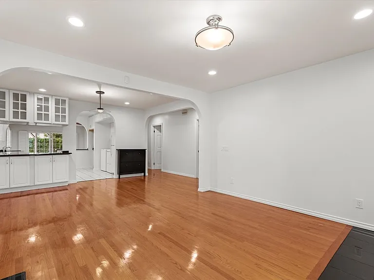 2126 Selby Ave — Photo 6