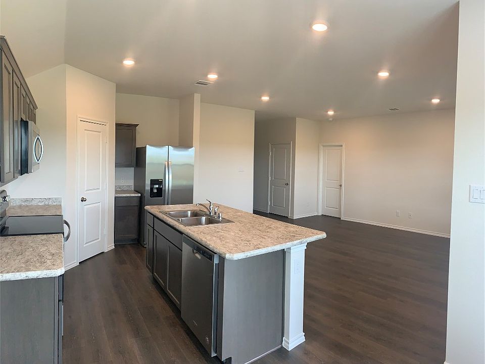 1st image of 3113 Pembrooke Dr