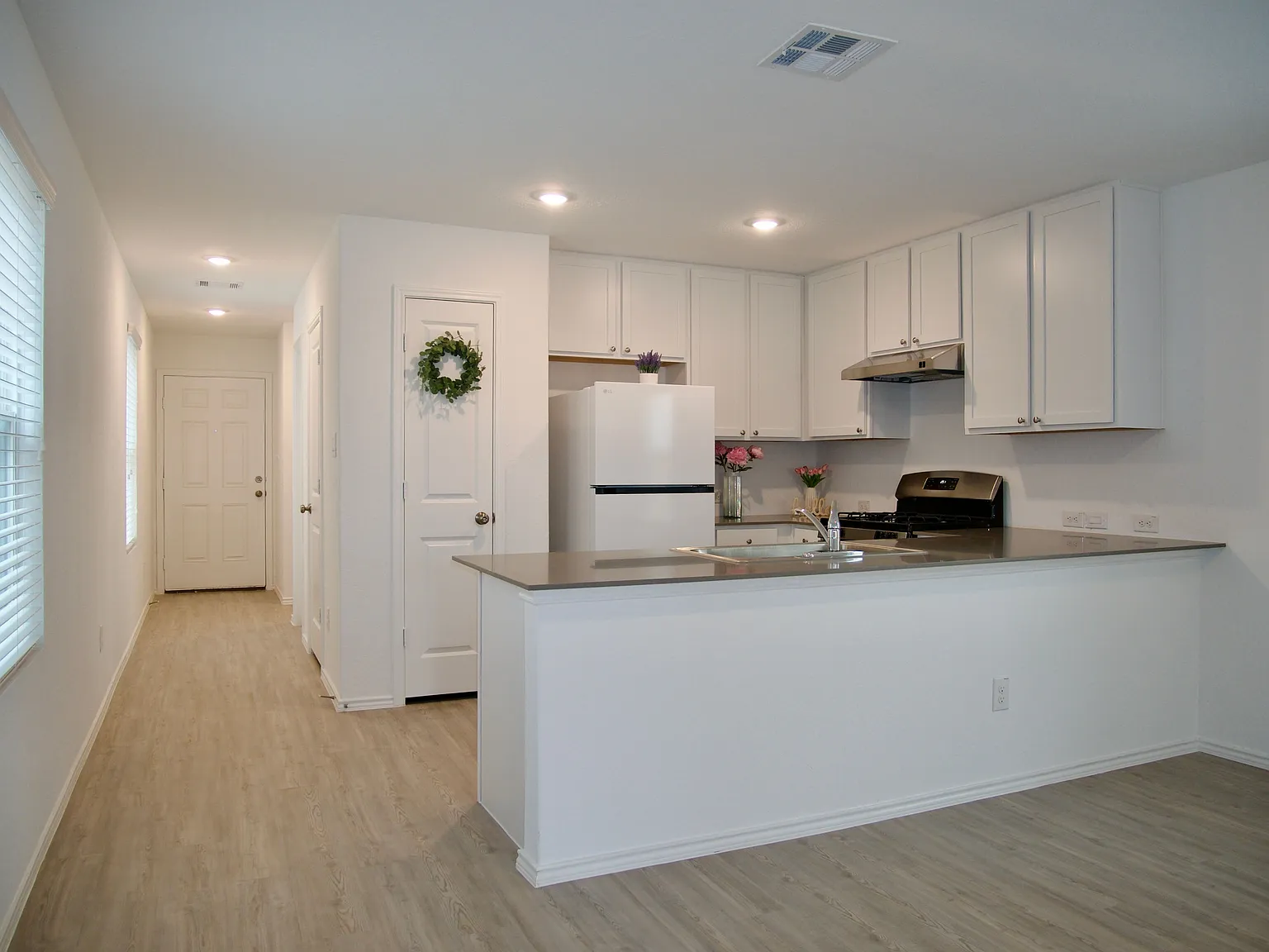 3 bed, 2.5 bath, 1360 sqft, $1,700 — Photo 2