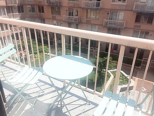 3rd image of 350 W 50th St APT 5R