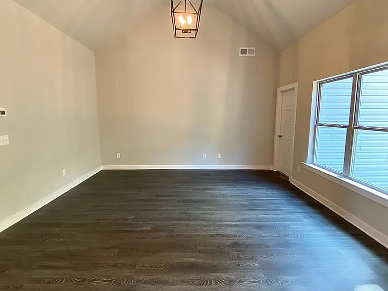 489 Andrew Dr — Photo 4
