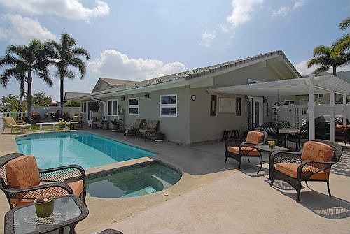 Pool, jacuzzi, room to entertain a few or many