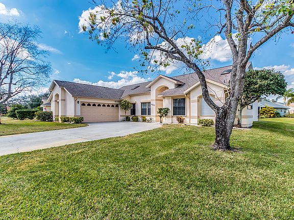 3rd image of 900 Brookshire Cir