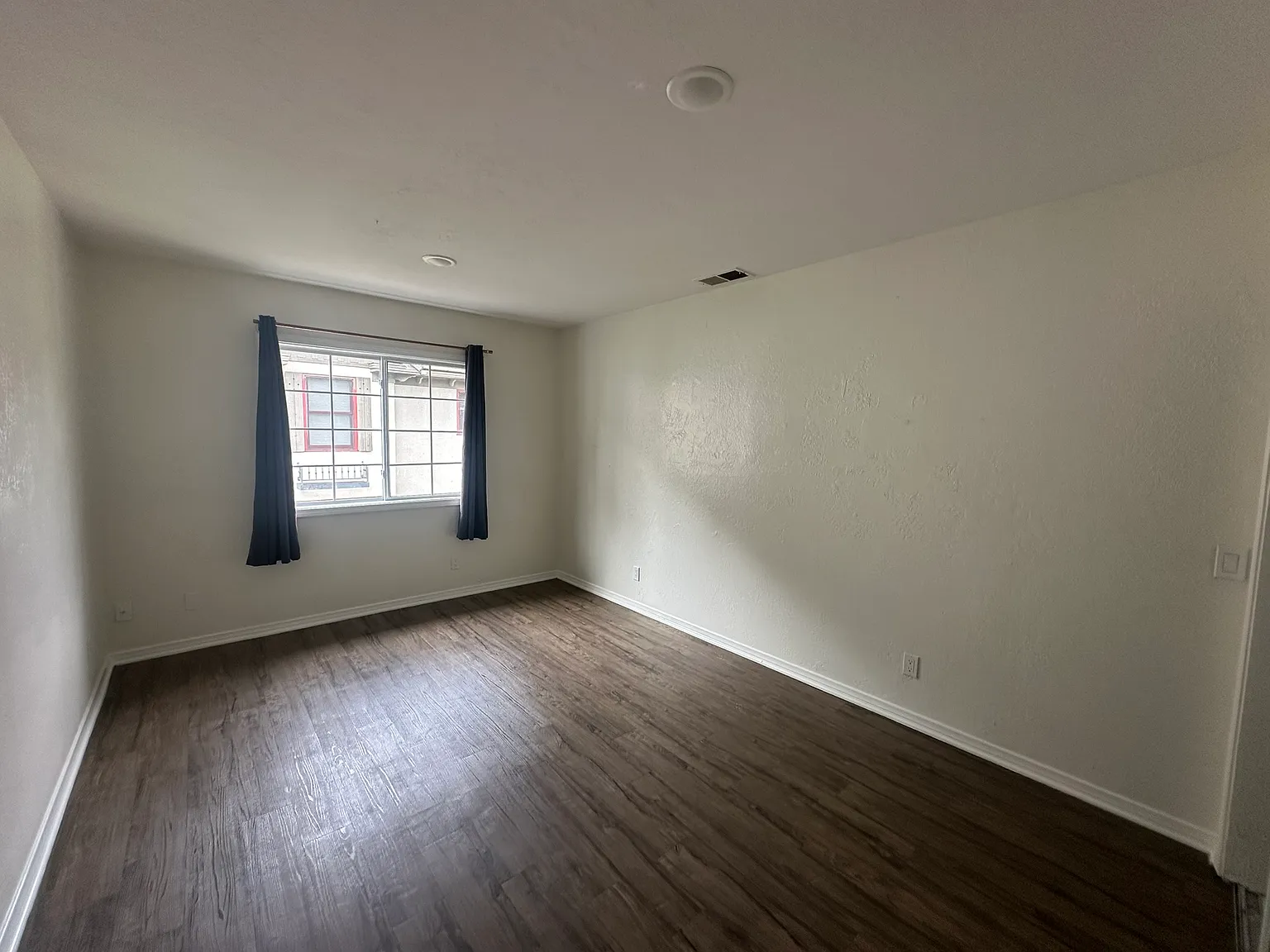 3 bed, 924 sqft, $4,450 — Photo 3