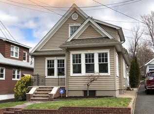 4 Hillside Ct, Ridgefield, NJ 07657