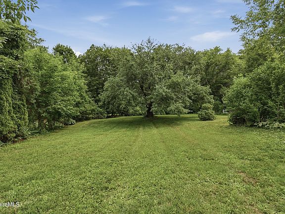 4th image of 90 Brickyard Ct