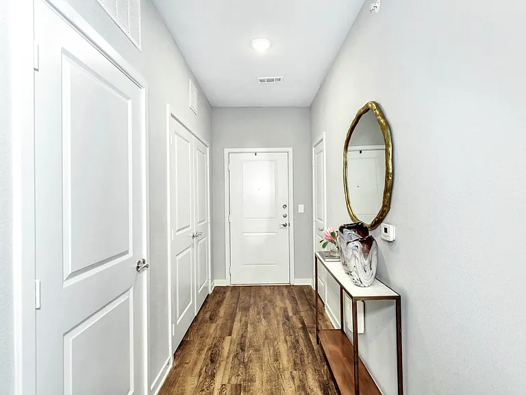 Farmhaus Apartments — Photo 6