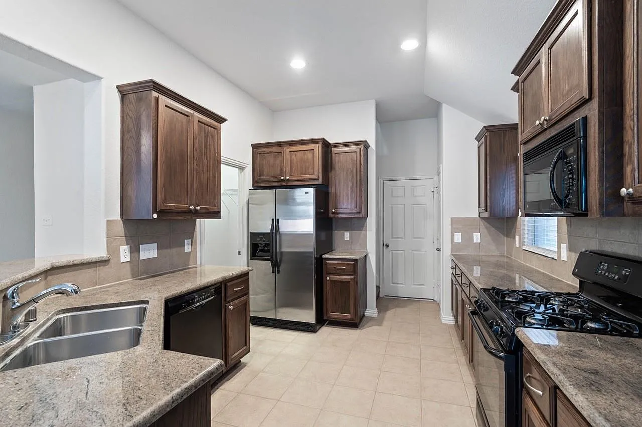 3 bed, 2.0 bath, 1885 sqft, $2,250 — Photo 3