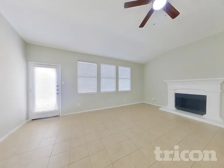 3413 Fashion St — Photo 3