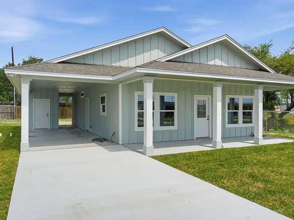 111 Lazy Rd, Rockport, TX 78382