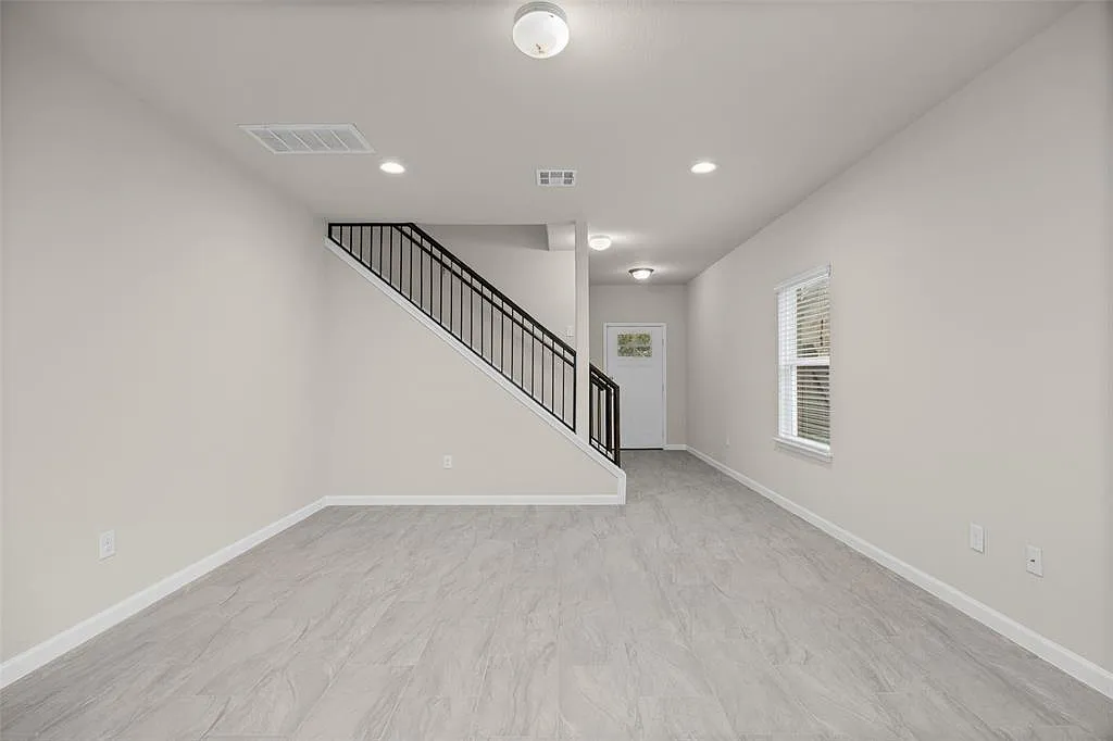 3 bed, 2.5 bath, 2286 sqft, $2,150 — Photo 3