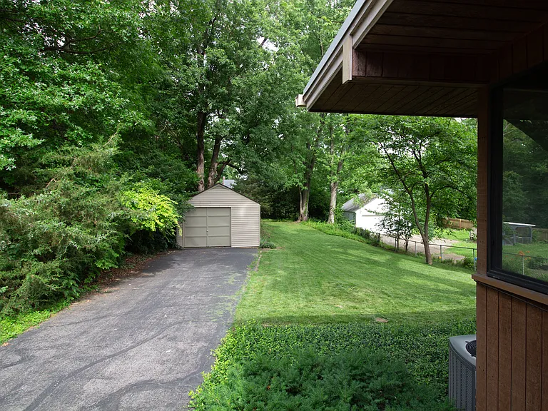 340 Calvert Ave — Photo 16