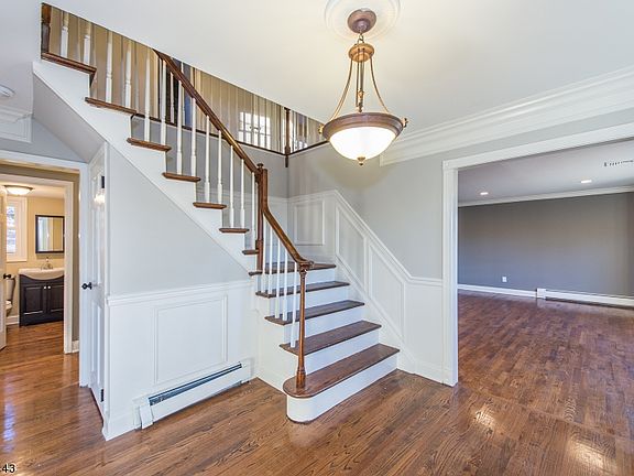 3rd image of 4 Hillsdale Dr