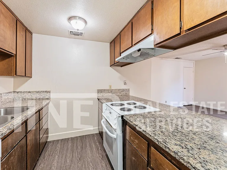 5535 E Knoll Dr — Photo 10