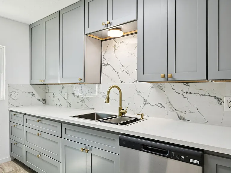 303 N Delphine St — Photo 6